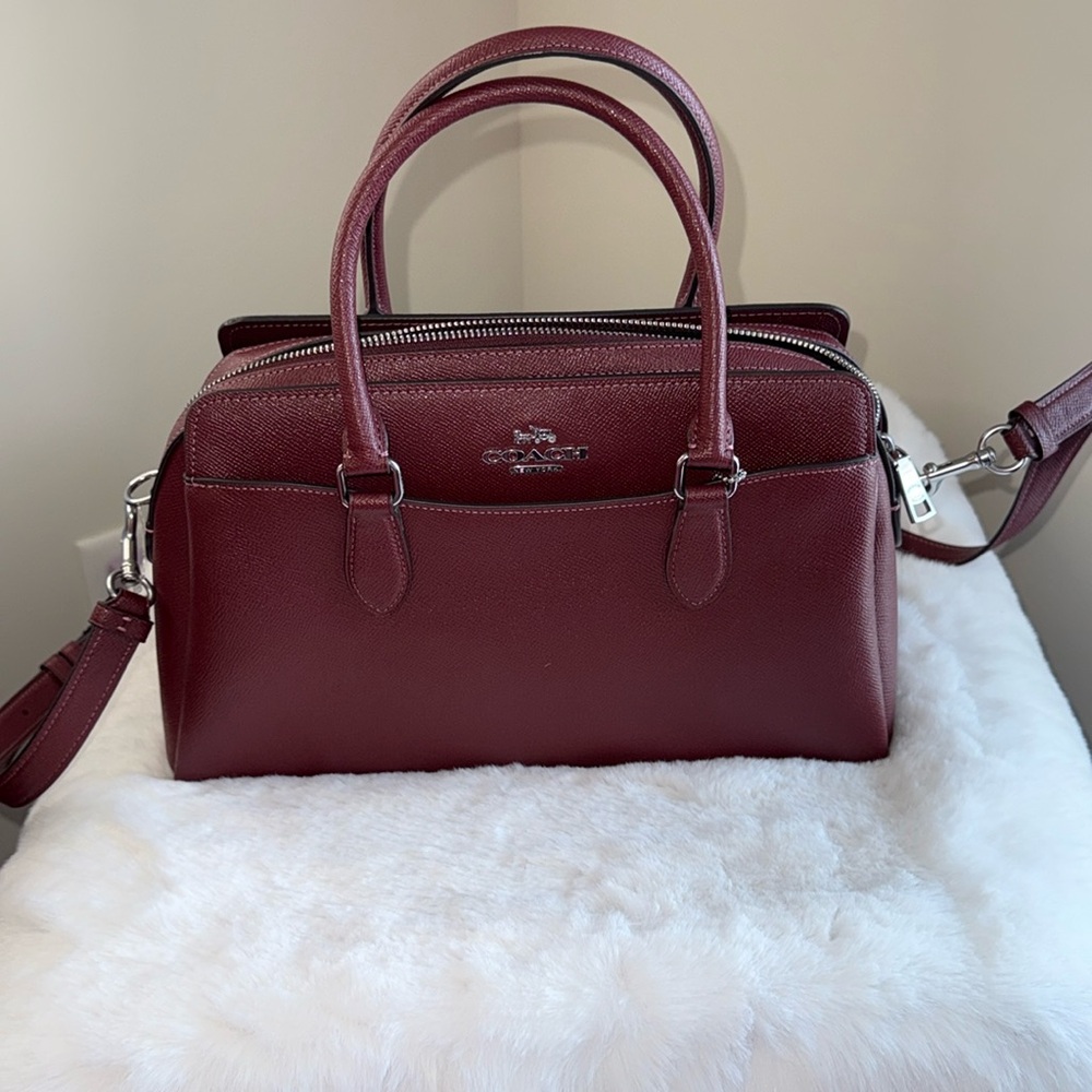 COACH Darcie Carryall Bag 

Wine & Silver
